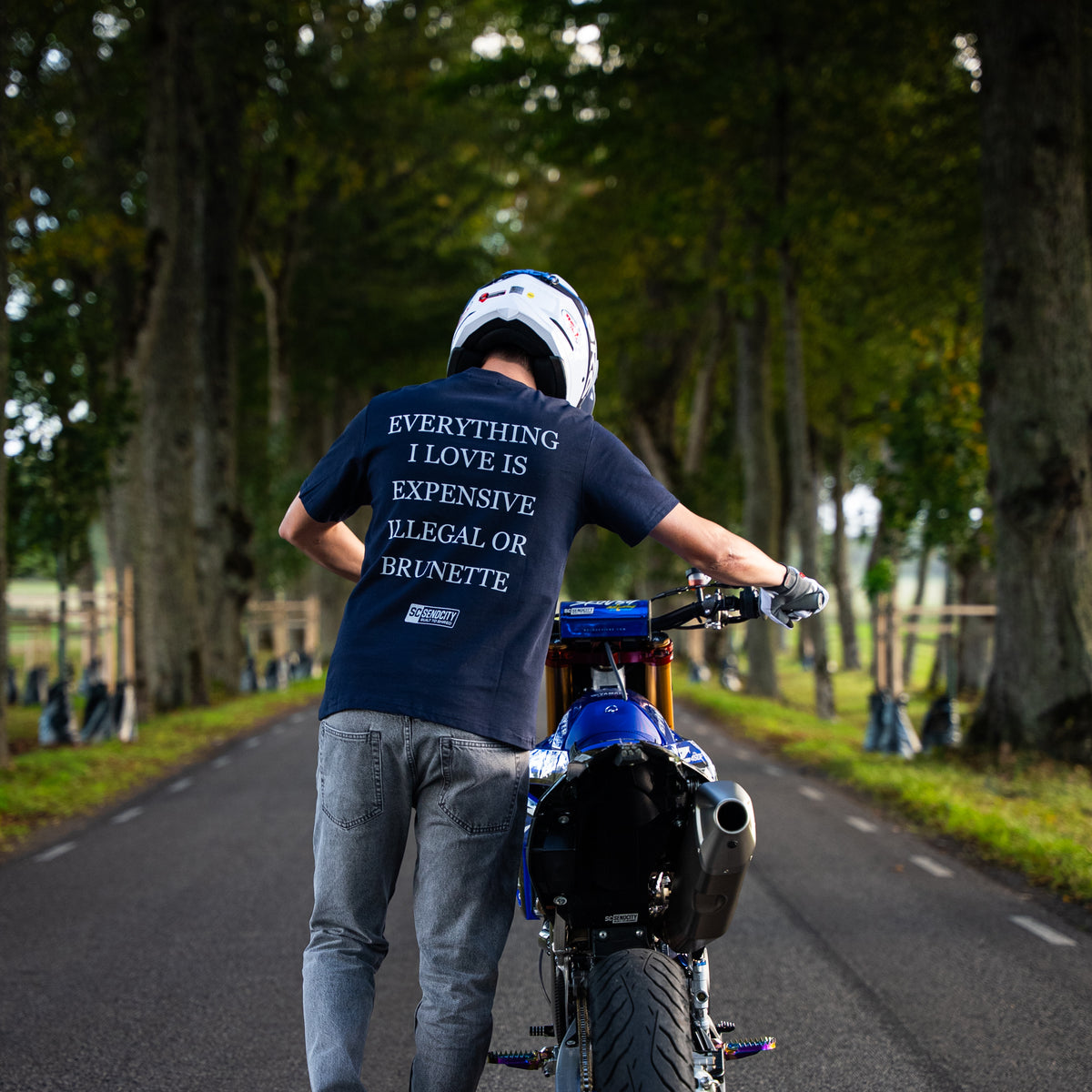 Everything I Love Brunette - NAVY T-Shirt